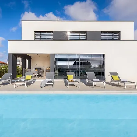 Amazing Private With Outdoor Swimming Pool In