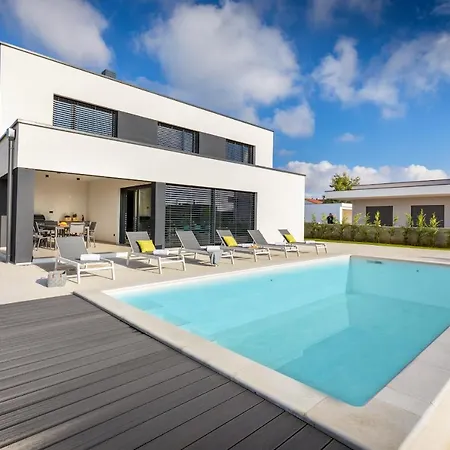Amazing Private With Outdoor Swimming Pool In *