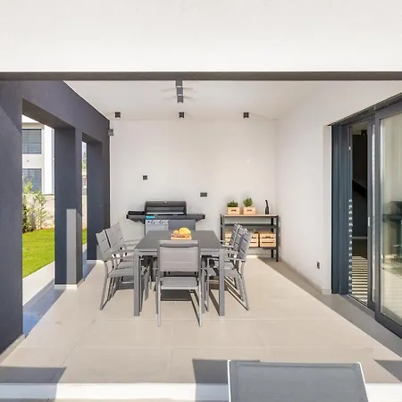 Amazing Private With Outdoor Swimming Pool In Vila