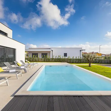 Villa Amazing Private With Outdoor Swimming Pool In *