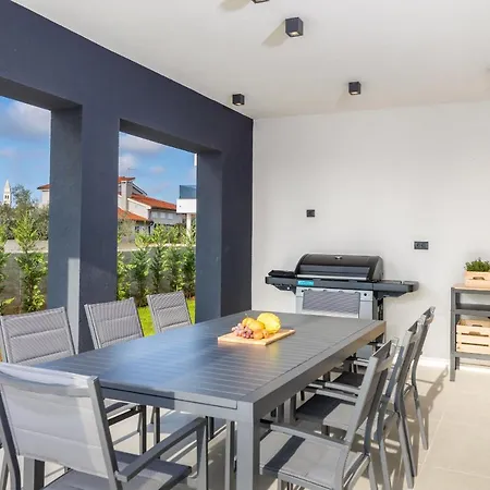 Amazing Private With Outdoor Swimming Pool In Villa Vodnjan