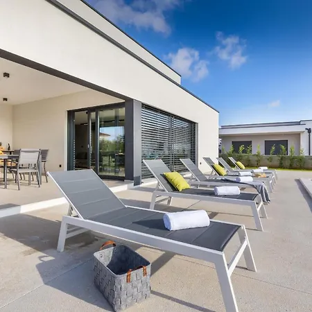 Amazing Private With Outdoor Swimming Pool In