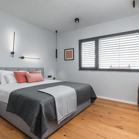 Vila Amazing Private With Outdoor Swimming Pool In