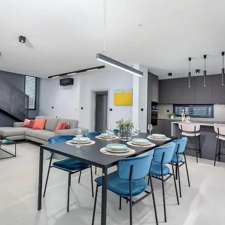 Villa Amazing Private With Outdoor Swimming Pool In